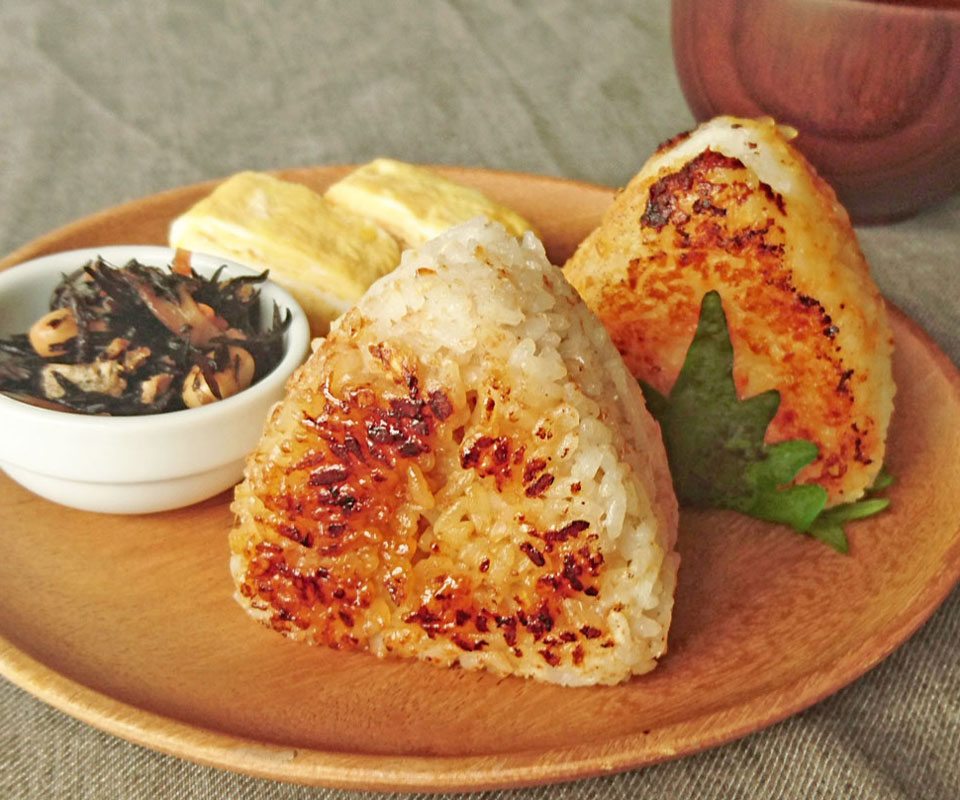 こんがり焼き目が簡単に！味噌と醤油で香ばしい「焼きおにぎり」