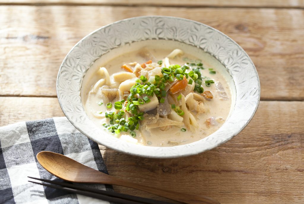 コンビニの”カップ豚汁”が大変身！レンジで簡単「あったか豆乳うどん」