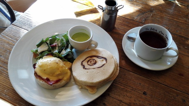 一人でエッグベネディクトの朝ごはん