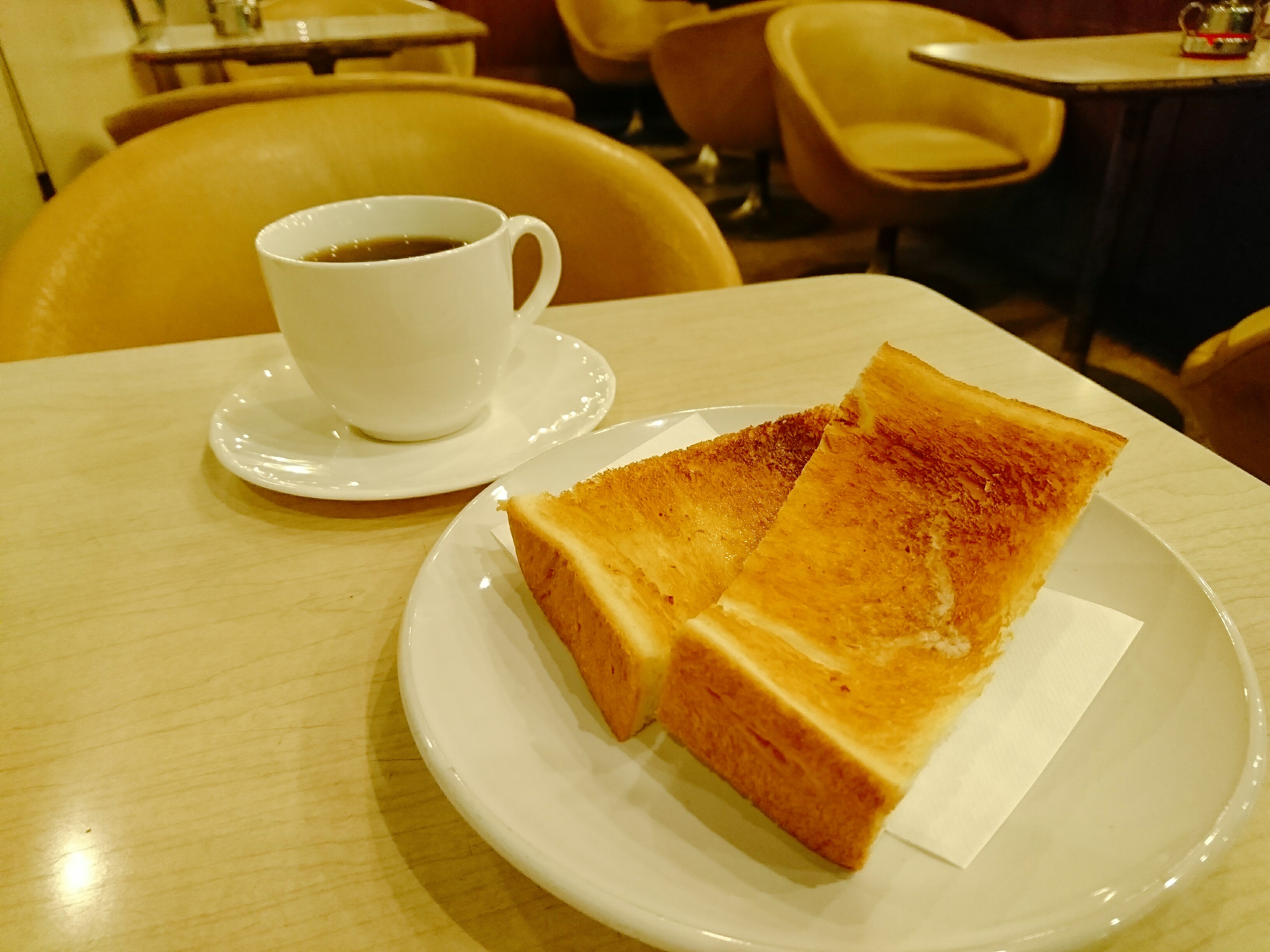 【梅田】レトロでポップな純喫茶で超お得なモーニング！@マヅラ珈琲店