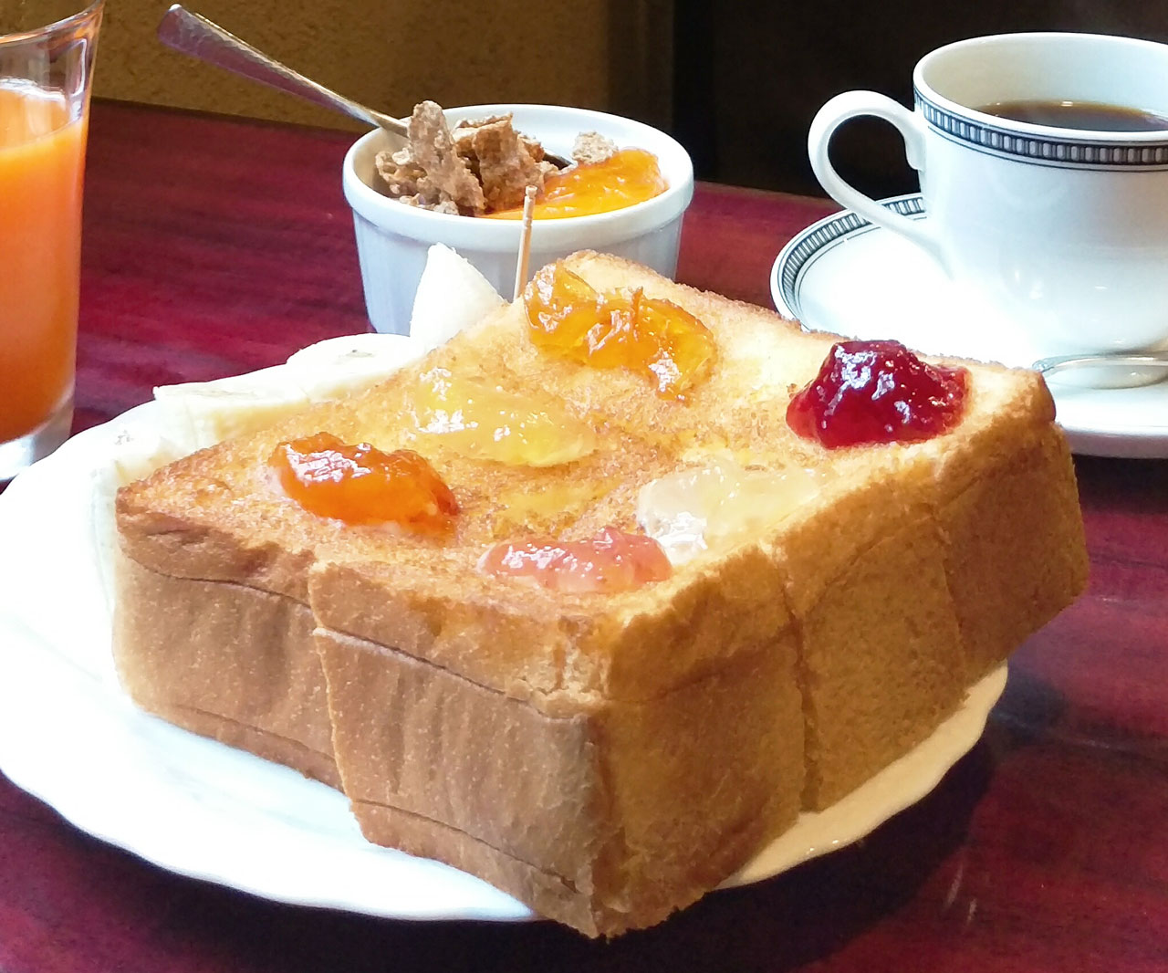 【京都】厚切りジャムトーストの迫力に驚き！大満足の450円モーニング@回廊