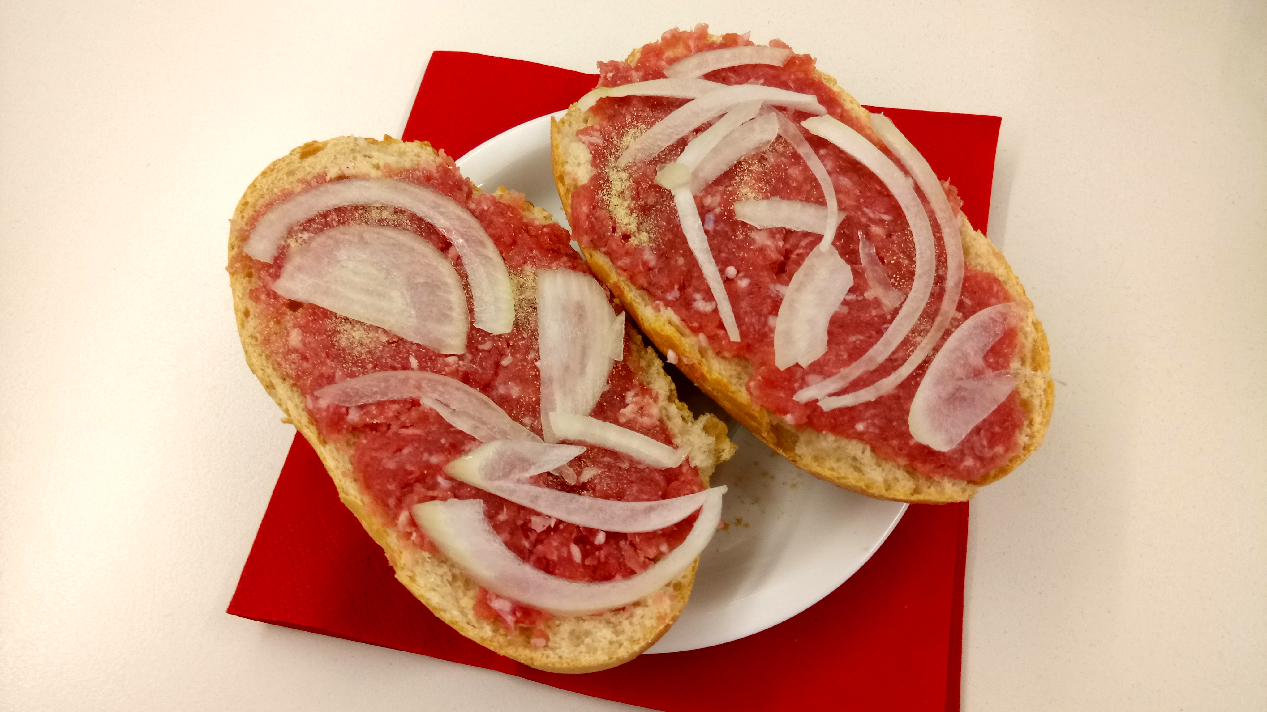 Mett Frühstück (豚の生肉　朝ごはん)