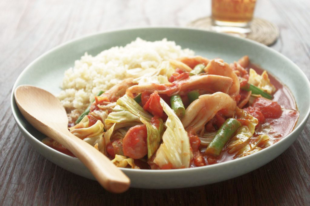 10分で完成！火も包丁も使わず簡単「野菜150gとウインナーのトマト煮」