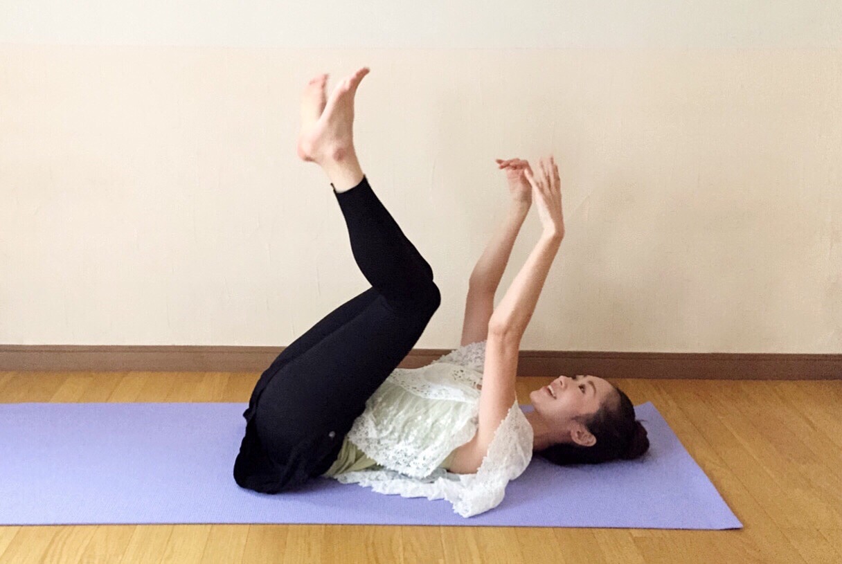 時間がない朝はこれだけ！寝たまま10秒の「冷え＆むくみ解消」ポーズ