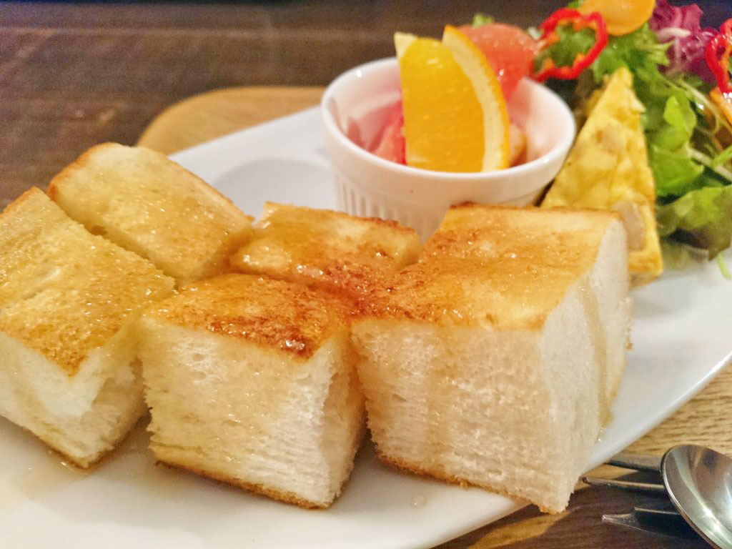 【大阪】ワンコインで厚切り！土日祝だけのお得モーニング@Cafe145 a table
