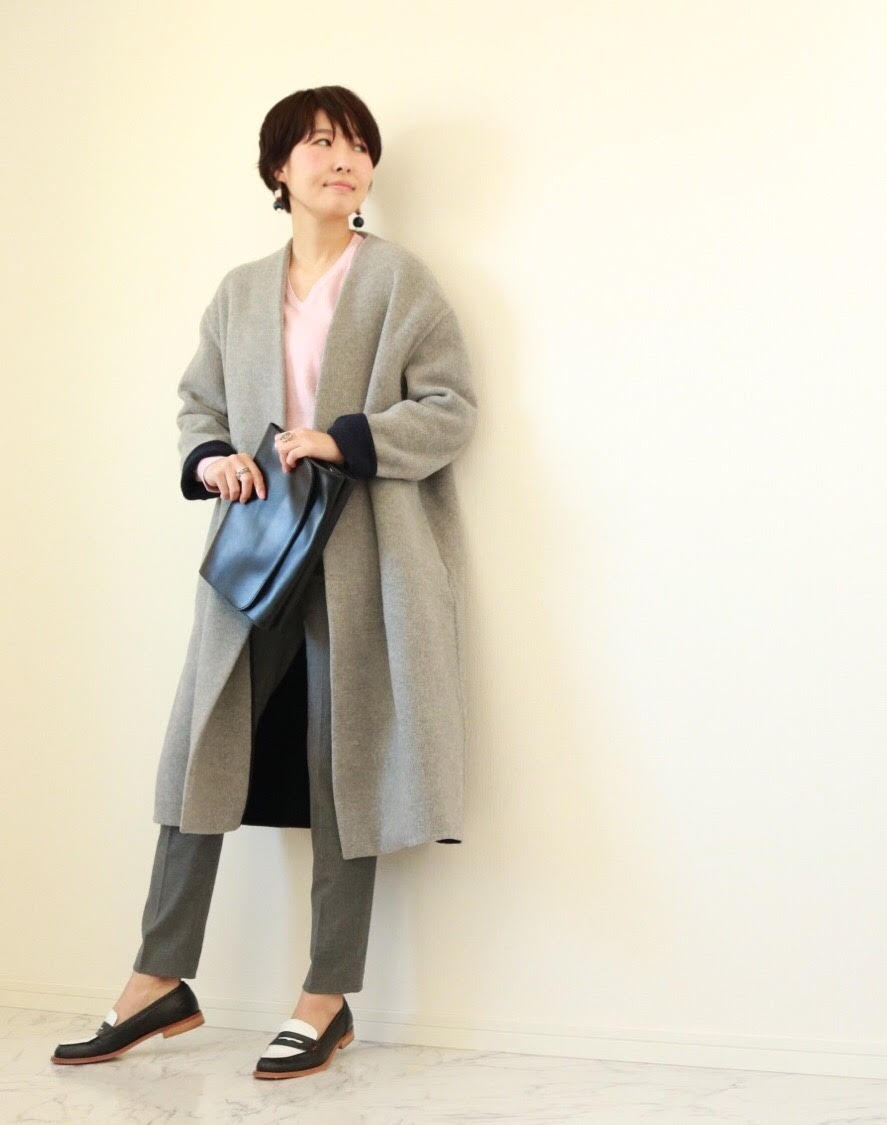 朝時間 ピンクニット グレーコート