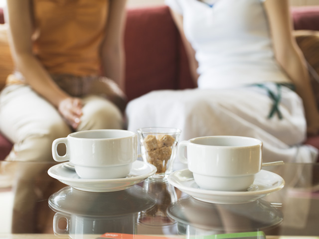 カフェでお茶している女性のイメージ画像