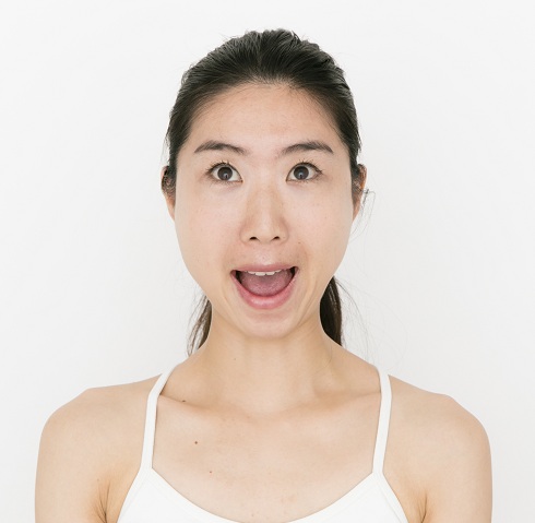 一瞬で顔色改善!1日の始まりにおすすめの顔ヨガポーズとは?