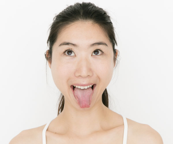 10秒でデトックス!むくみや二日酔いに効く「あっかんべー」のポーズ