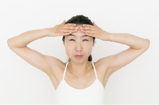 目を大きくしたいなら!おでこのしわ取りにも効く「双眼鏡のポーズ」