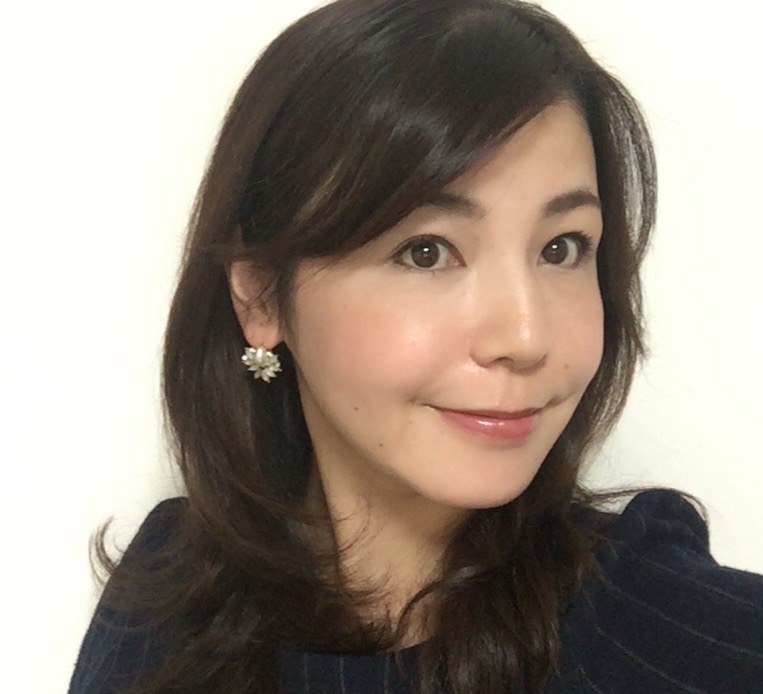 メイクしながら時短ヘアセット！斜め前髪と内巻きカールを同時に作る方法