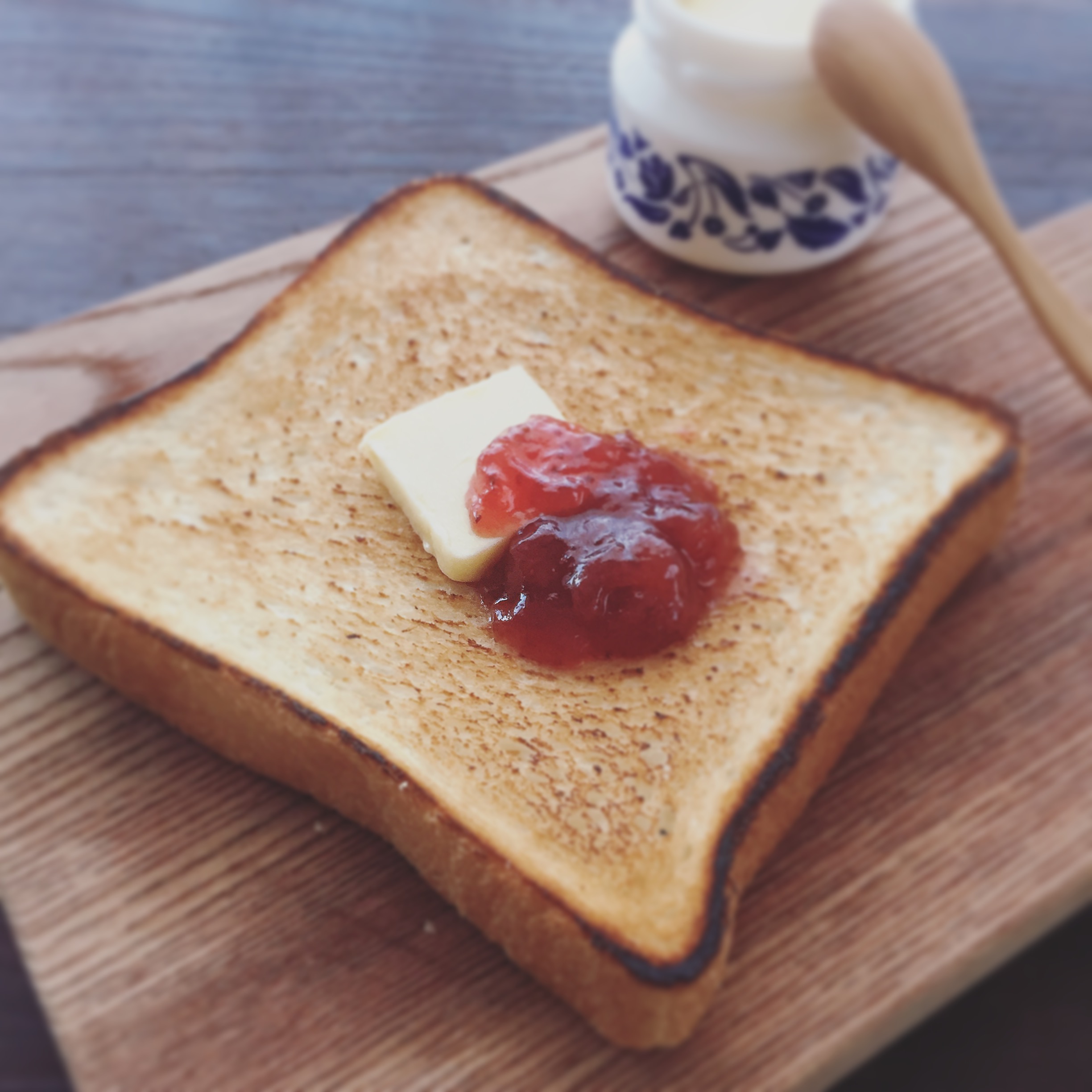 100均の○○を使えば固くなったパンが絶品に！「フライパン焼きトースト」