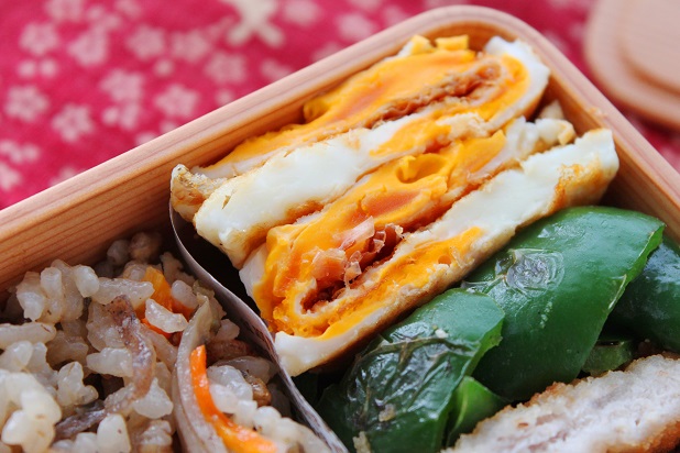 美味しくてやめられない！「両面目玉焼きのおかか醤油」のお弁当