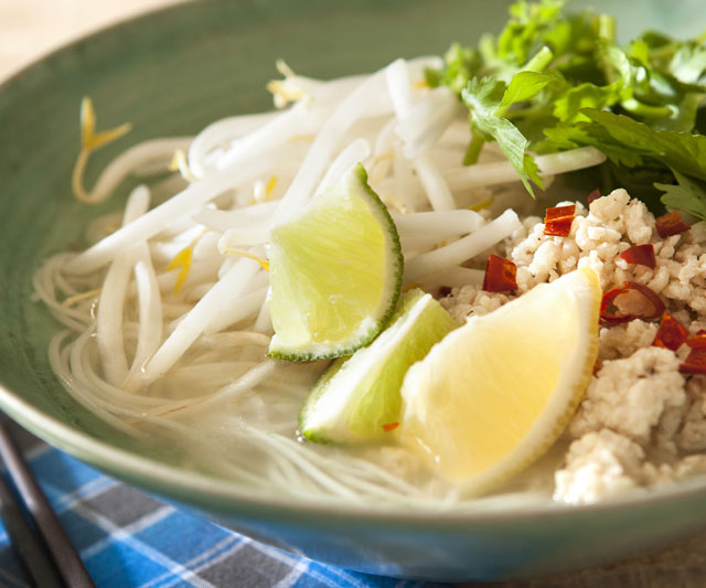 二日酔いの朝にも◎！作り置きの鶏そぼろで簡単「フォー風にゅうめん」