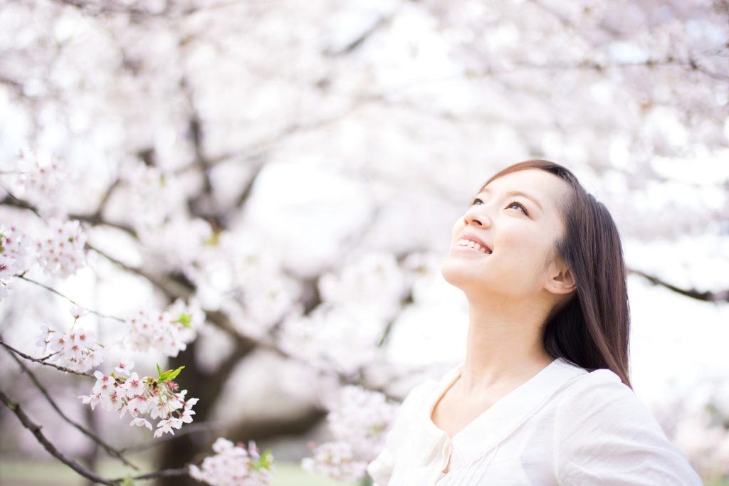桜と女性