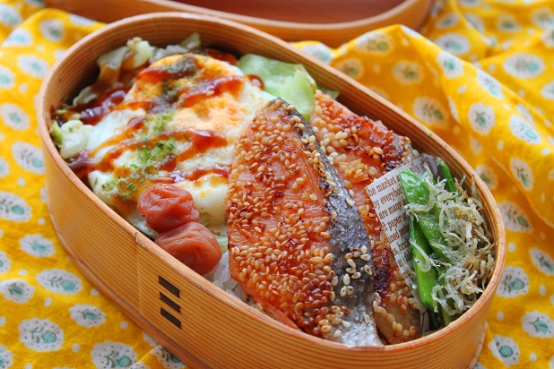 フライパンひとつでおかず3品！初めてさんでも簡単「塩鮭のっけ弁当」
