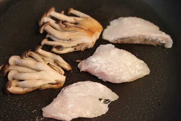 たらとしめじのカレー照り焼きレシピ1