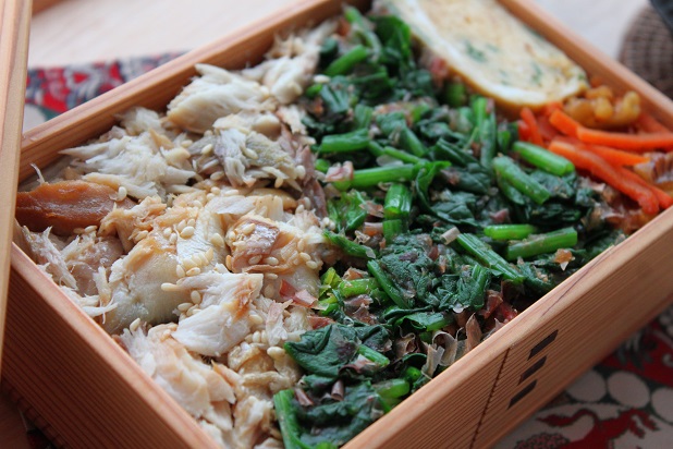 地味だけど簡単で美味しい！「塩鯖ほぐしとほうれん草の丼弁当」