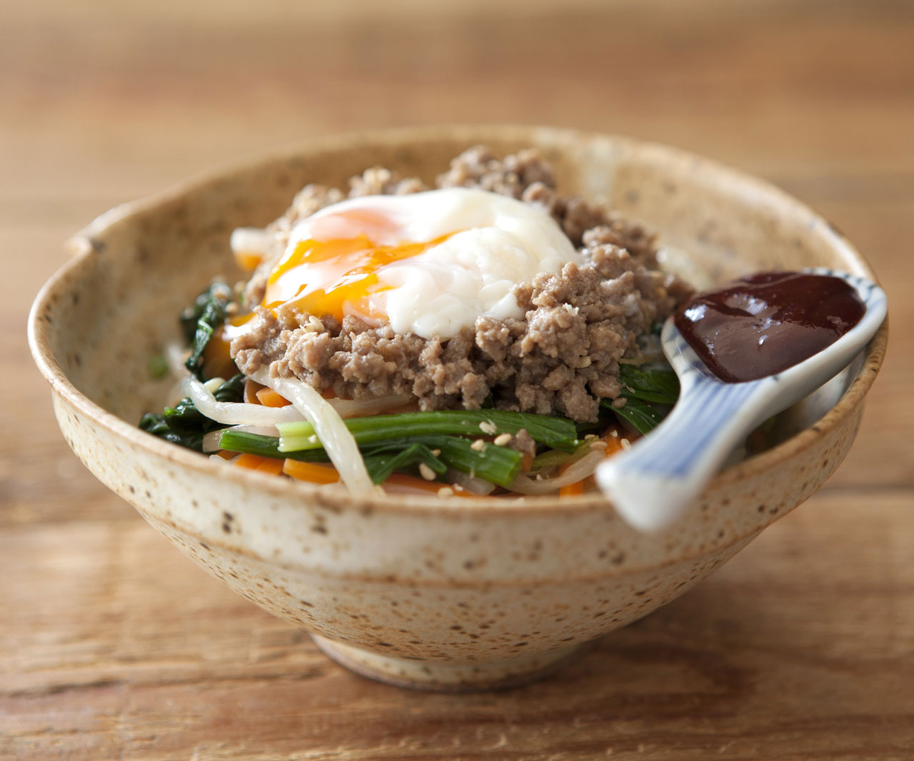 レンジで簡単！作り置きでパパッとできちゃう「肉みそビビンバごはん」