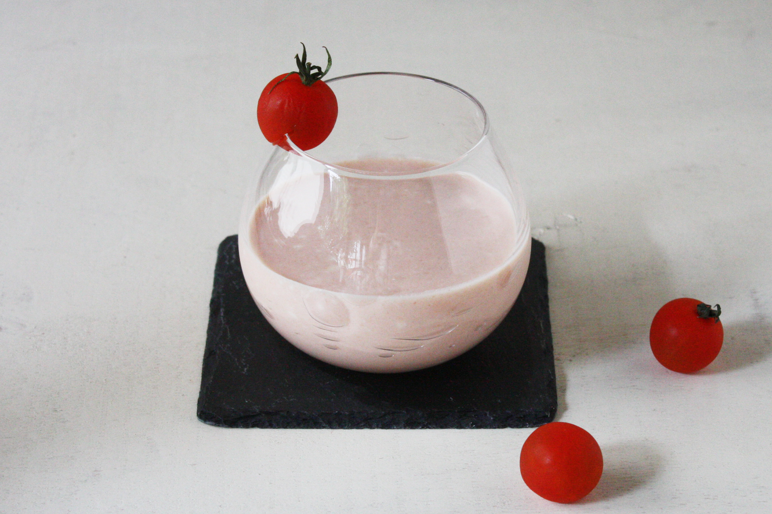 朝のUV対策に♪混ぜるだけでおいしい「飲むトマトヨーグルト」