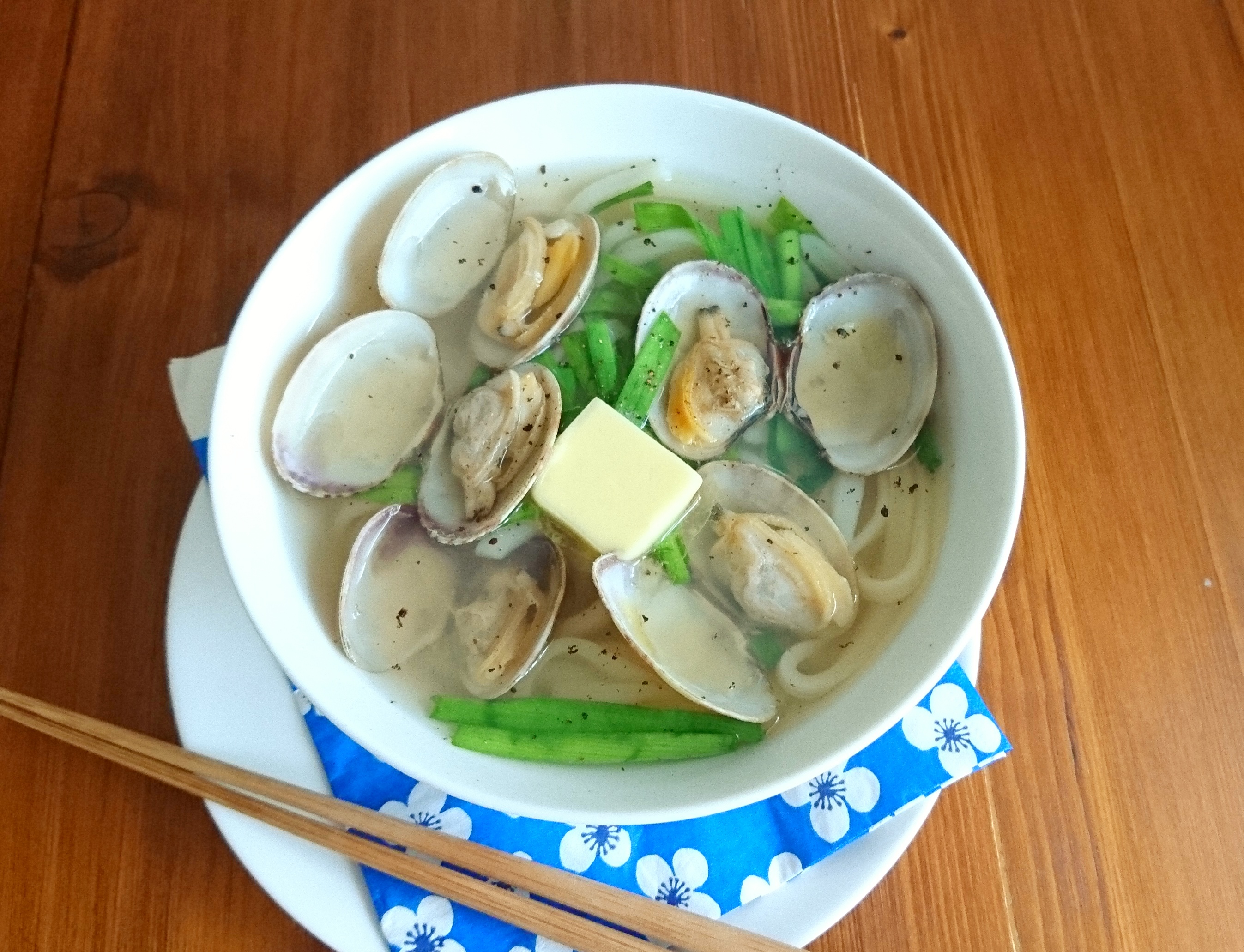 さっと煮るだけで簡単♪旬のうまみたっぷり「あさりバターうどん」