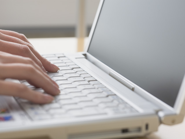 「PCの電源を入れる」を5単語の英語でいうと？
