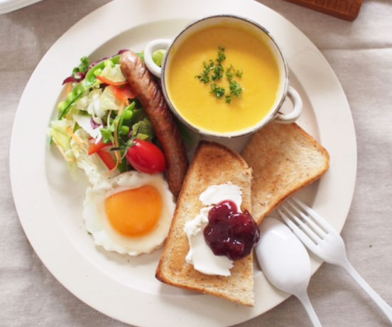 誰でもグンとオシャレになる！ワンプレート朝食の「盛り付け方のコツ２つ」