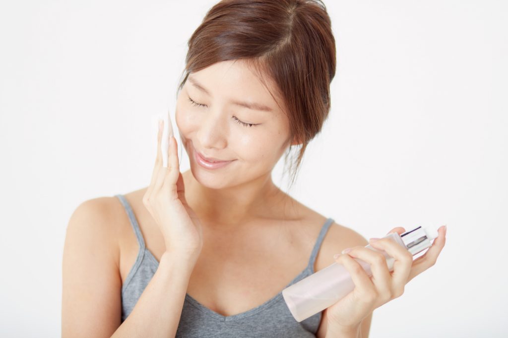 化粧水つける女性_170710_澄江Fotolia_138848042_Subscription_Monthly_M