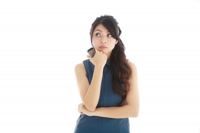「すこし待つべき？」を5単語の英語で言うと？