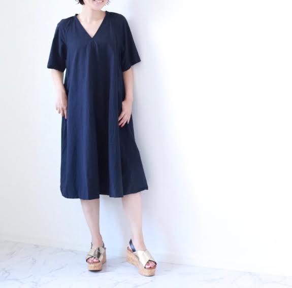 朝時間 夏のネイビー ワンピ