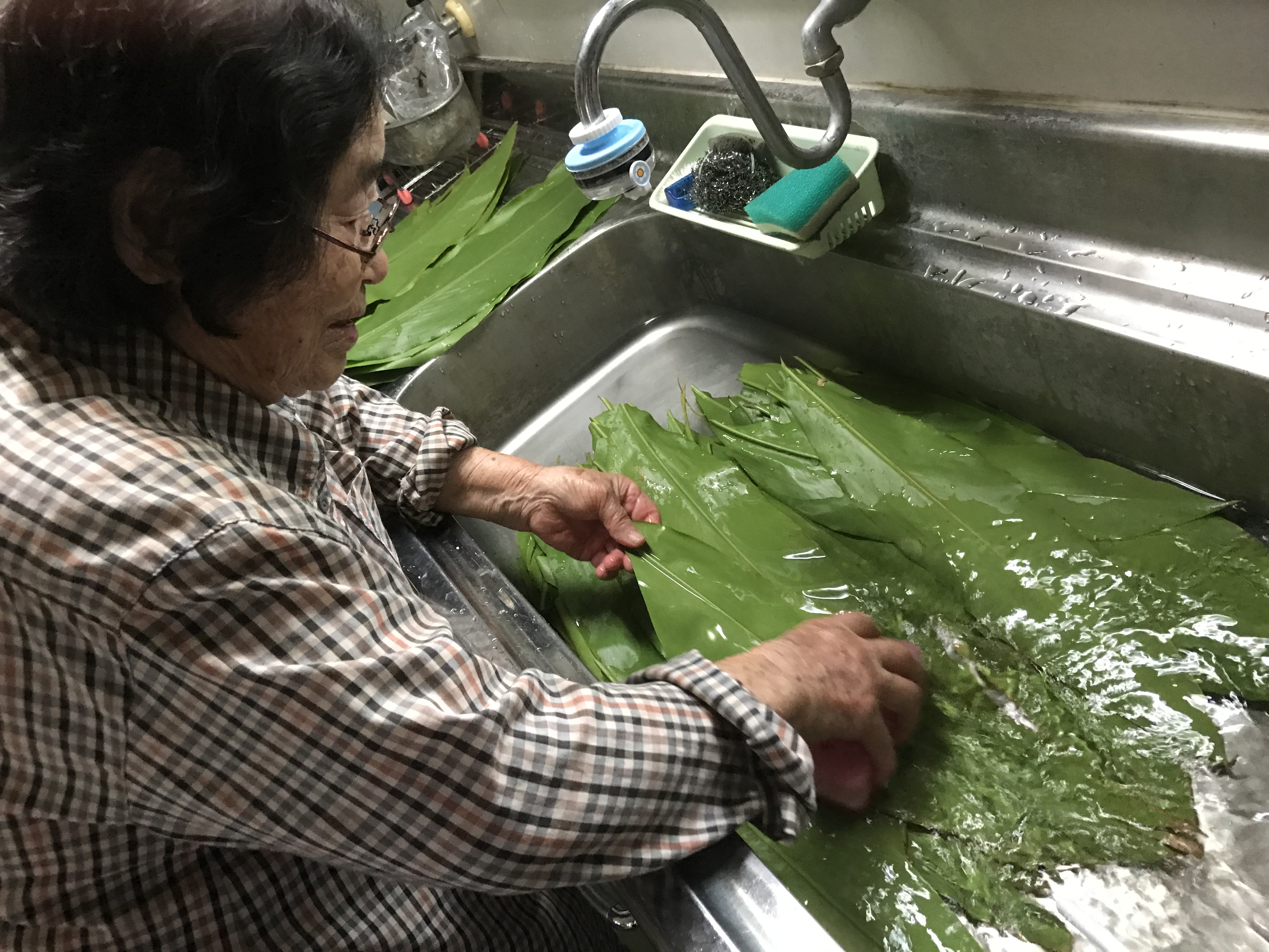 島の伝統食「ヨモギムッチー(よもぎ餅)」の美味しさの秘密。