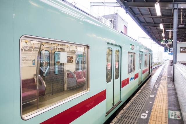 「電車が止まっている」を4単語の英語で言うと？