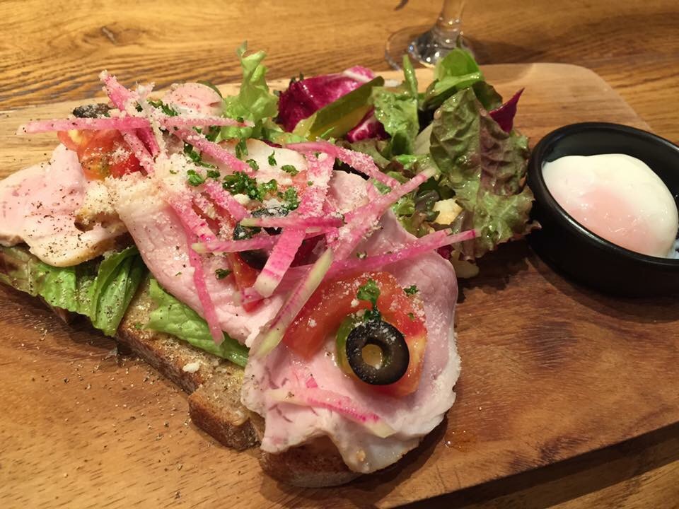 【新宿】駅直結のフードホールで日替わり具材のタルティーヌ@ SALON BUTCHER & BEER 【vol.127】