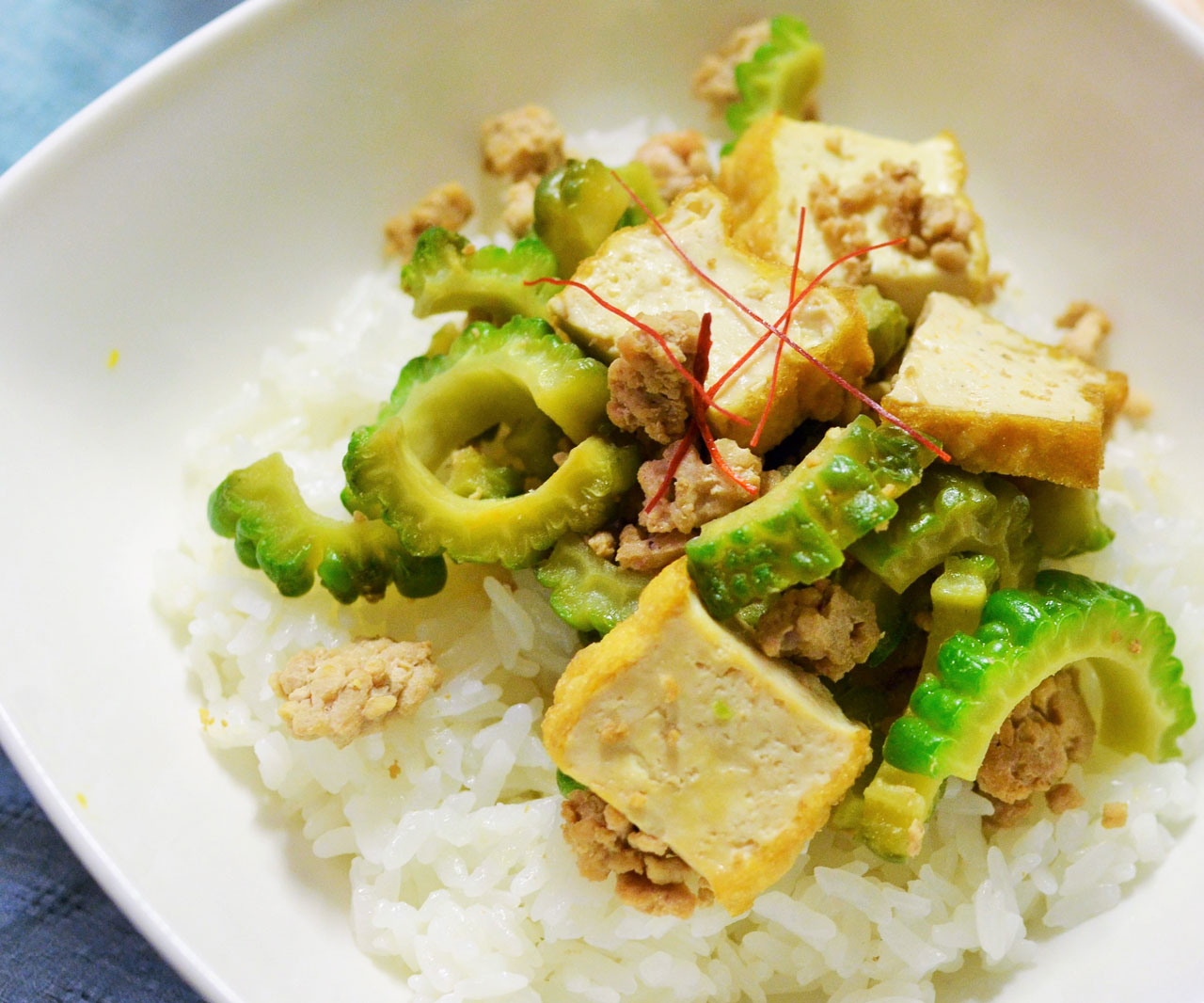 レンジで苦味オフ！時短でおいしい「厚揚げとゴーヤのそぼろ丼」