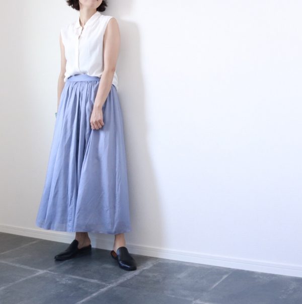 朝時間 夏のシンプル色 水色スカート
