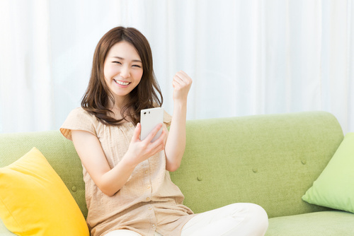 応援する女性_澄江_170814_fotolia_63436271
