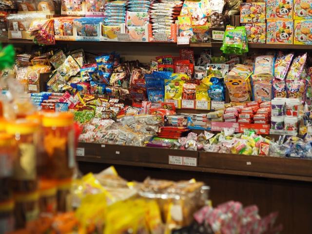 懐かしいお菓子がいっぱい！おすすめ「駄菓子屋さん」2店