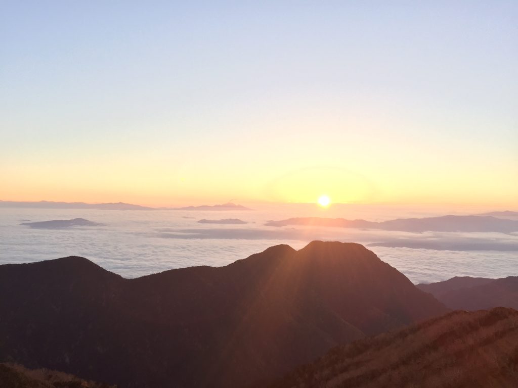 山の朝