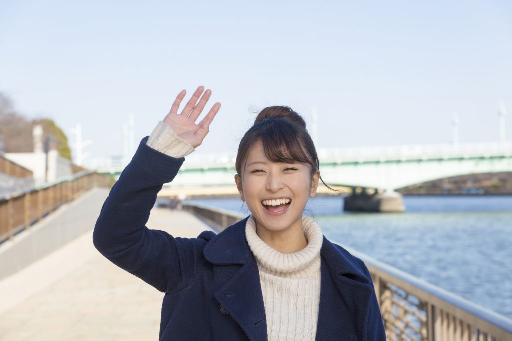笑顔で手を降る女性_江口DMMで使用_20170112_Fotolia_121773500_Subscription_Monthly_M
