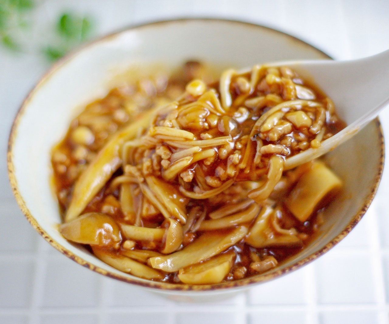 炊きたてご飯に合いすぎ！簡単「麻婆きのこ」の作り置き