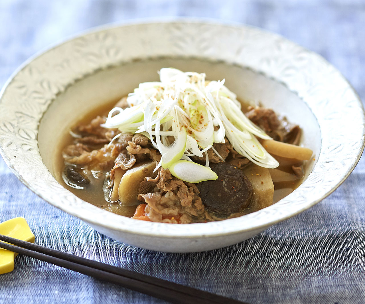 寒い朝は冷凍野菜ミックスが使える!10分で簡単「芋煮風お汁」
