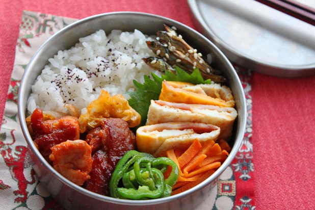 朝の救世主！簡単すぎるお弁当おかず「両面目玉焼きベーコン醤油」