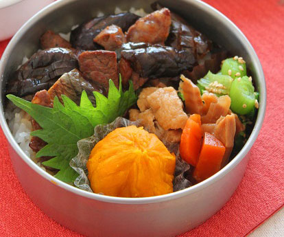 チンしてギュッで完成！卵がない時も便利な「かぼちゃの茶巾」のお弁当