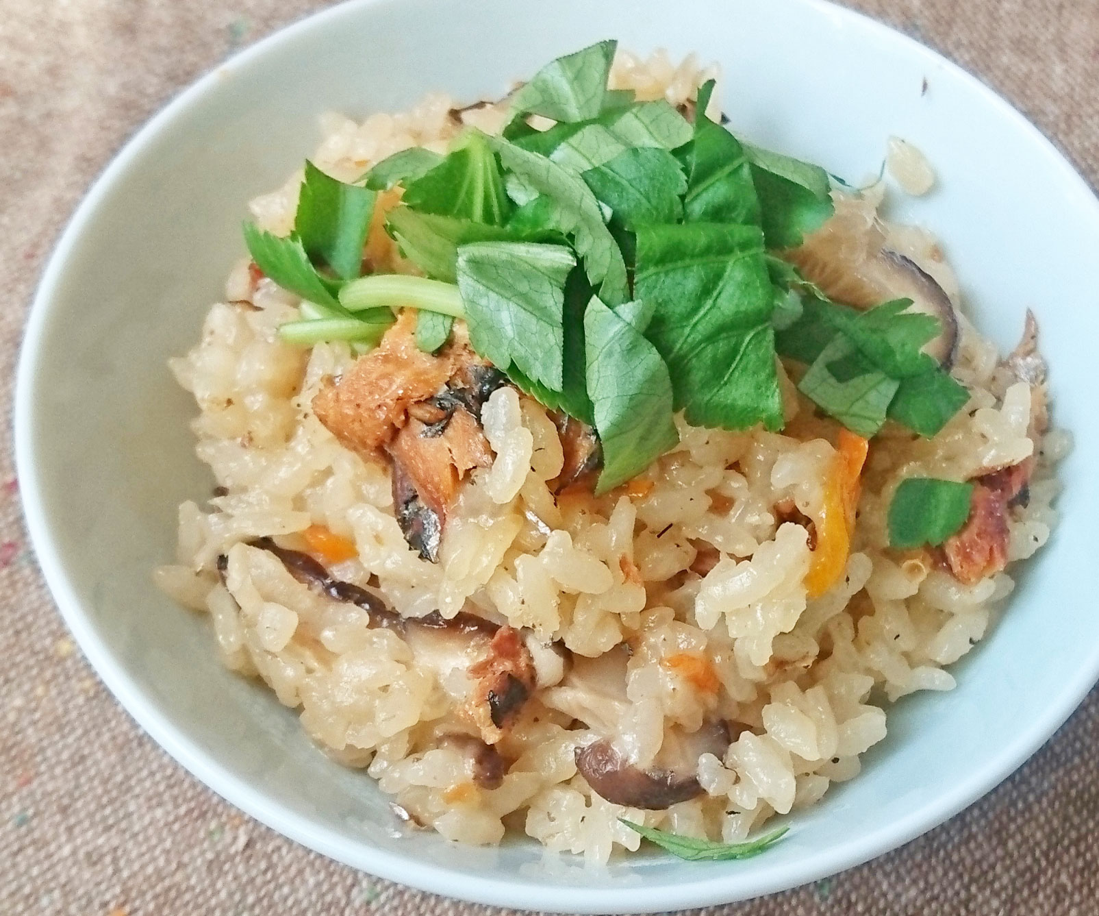 余ったお餅と缶詰で簡単朝ごはん！「もちもち炊き込みご飯」