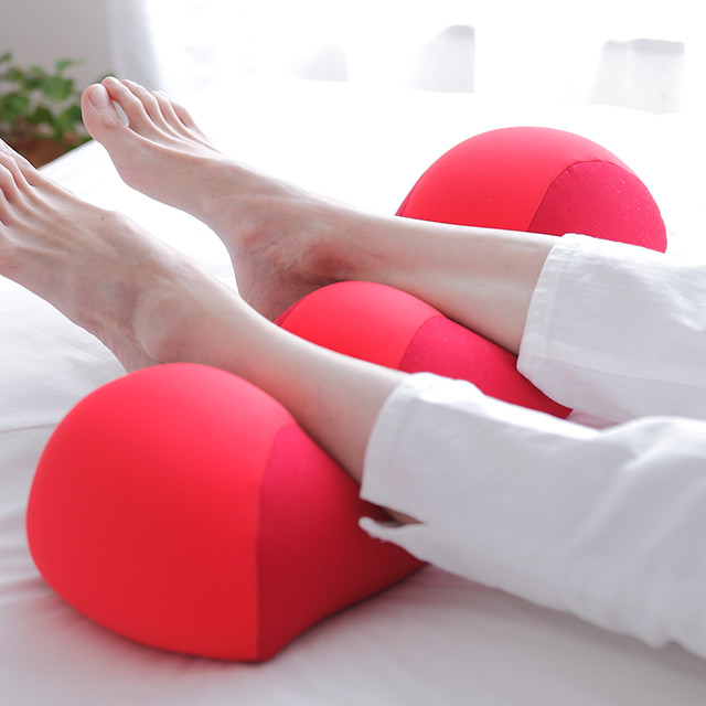 ムニュふわ感が気持ちいい！疲れた足を包んでリラックス♪「王様の足枕」