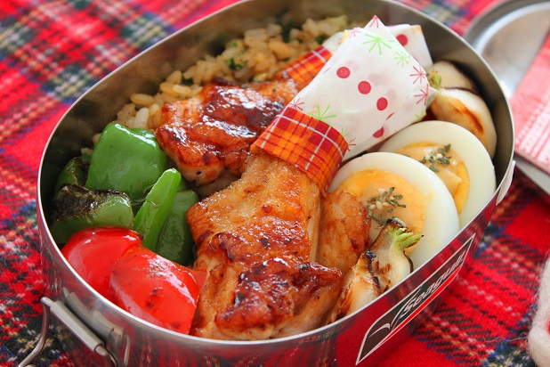 あっという間！簡単「鶏手羽元のミニローストチキン」のクリスマス弁当
