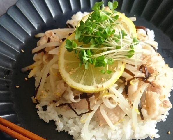 サッと茹でて和えるだけ！忙しい朝にお手軽「豚肉ともやしのレモン丼」