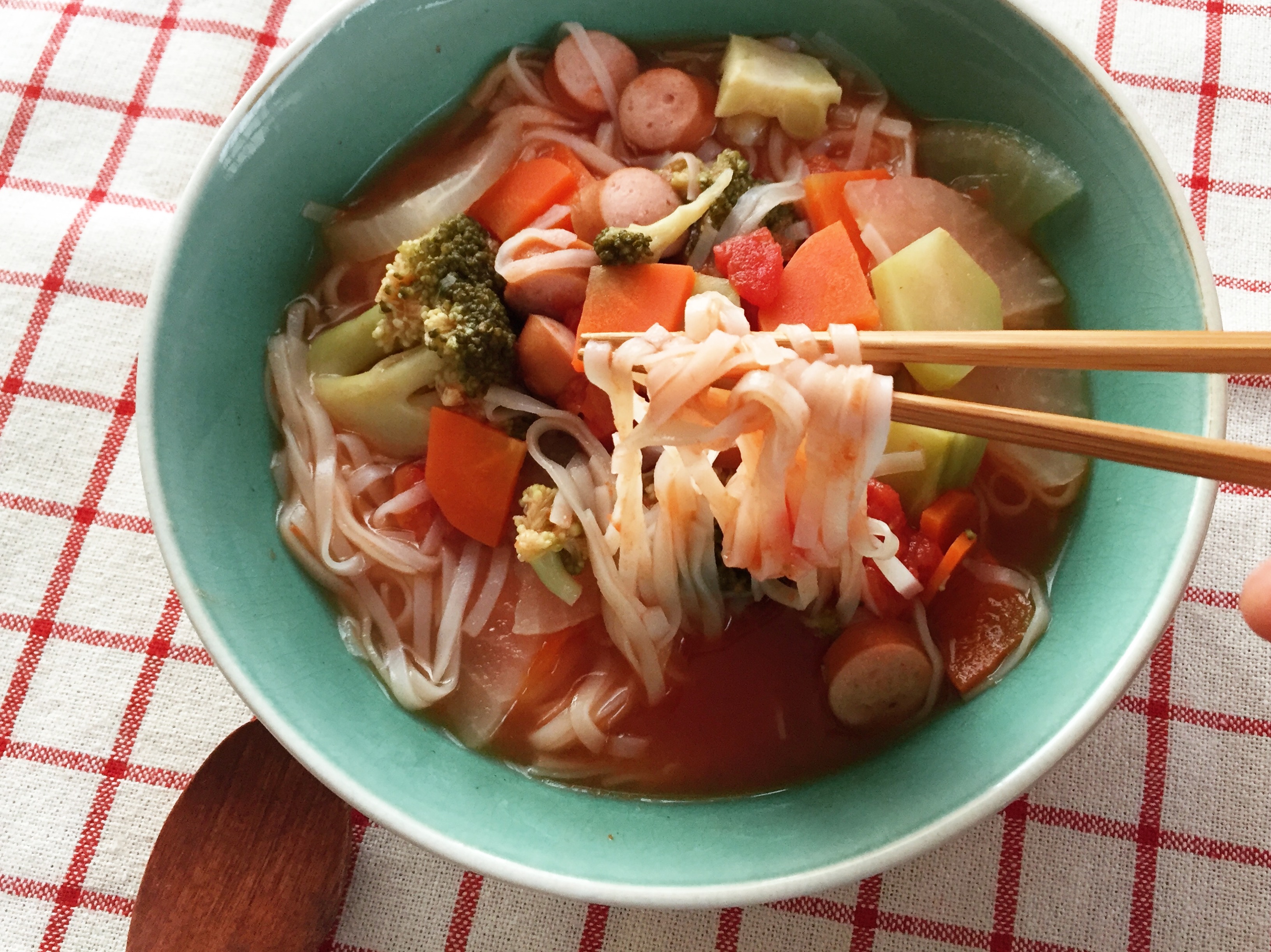 KALDIの食材で！10分でアツアツ♪野菜たっぷり「トマト麺」