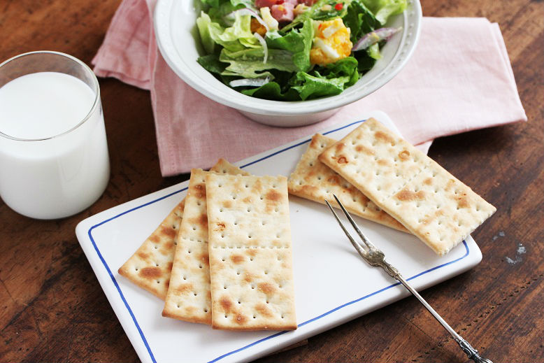 のせる、はさむ、割る。「クラッカー」で作る簡単朝食アイデア♪