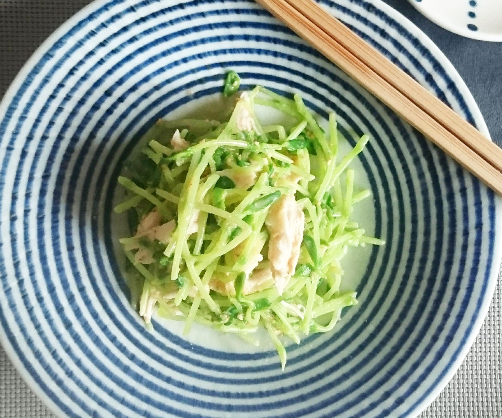 高くても野菜が食べたい！1パックで2度おいしい「豆苗とささみのごま和え」
